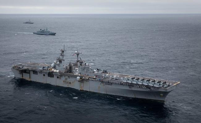Island får alliert støtte til forsvar og avskrekking da landet ikke har egne militære styrker. Her øver det amerikanske amfibiske angrepsskipet USS Kearsarge, den tyske fregatten FGS Sachsen og den franske fregatten FS Latouche-Tréville utenfor Island under Northern Viking 2022. (Foto: Jesse Schwab/USAs marine) 