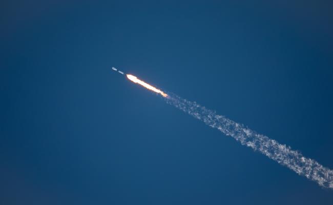 Her tar den 70 meter lange bæreraketten Falcon 9 med seg de to arktiske bredbåndssatellittene ut i rommet. Etter frigjøring fra raketten i 160 kilometers høyde, vil de bruke omtrent ti dager til å finne sin høyelliptiske bane. (Foto: Space Norway)