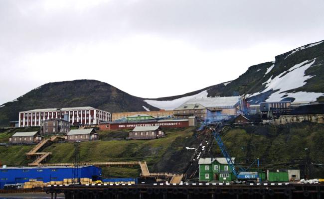 Russland ønsker arktisk forskningssamarbeid med BRICS-land og andre «vennlige» stater på Svalbard. De inviteres til samspill ved det eksisterende vitenskapssenteret i den russiske gruvebyen Barentsburg (på bildet) – og særlig til deltakelse i etablering av en ny vitenskapstasjon i den tidligere gruvebyen Pyramiden. Tanken er at sistnevnte også skal inkludere utdanningsvirksomhet. (Foto: Harald Faste Aas/Norsk Polarinstitutt)