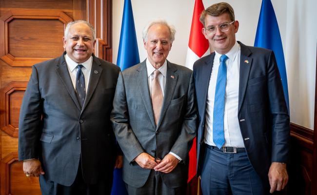 F.v.: USAs marineminister Carlos del Toro, USAs ambassadør til Danmark, Alan Leventhal, og Danmarks forsvarsminister Troels Lund Poulsen. (Foto: Det danske forsvarsministeriet) 