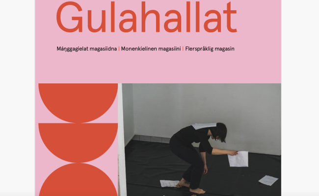 Blant temaene som behandles i det nye magasinet Gulahallat er frykten for at flerspråklighet i scenekunst skal fremmedgjøre et majoritetsspråklig publikum, og hvordan dette kan drive dramatikere til å lage dårligere teater. – Er det virkelig så viktig at alle forstår alt hele tiden? spør redaktør Aslak Heika Hætta Bjørn. (Skjermdump av Gulahallats forside)