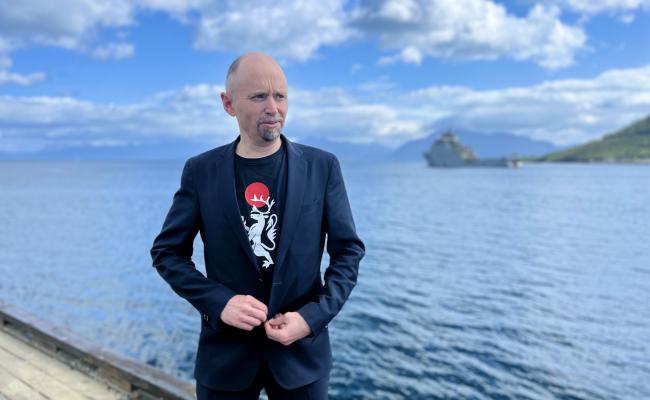 Hovedgjest i High Noon-debatten om demokrati og tillit: Amund Sjølie Sveen, kunstnerisk og politisk leder i Nordting. (Foto: Astri Edvardsen) Hovedgjest i High Noon-debatten om demokrati og tillit: Amund Sjølie Sveen, kunstnerisk og politisk leder i Nordting. (Foto: Astri Edvardsen)