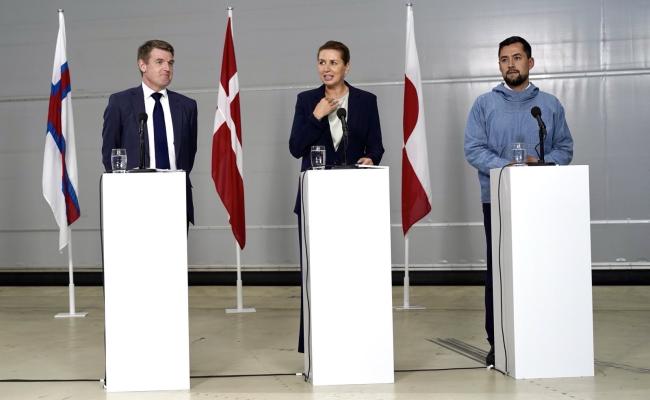 Færøyenes lagmann Aksel V. Johannesen, Danmarks statsminister Mette Frederiksen og formann for Naalakkersuisut Múte B. Egede etter riksmøte og kontaktutvalgsmøte i Ålborg. (Foto: Mads Frost/Danmarks statsministerium)