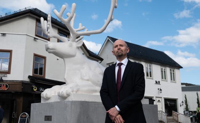 Under Festspillene presenterte Sveen Nordtings finurlige nye kunstverk: den hvite reinløven. Foran seg har skulpturen en nomadisk tilværelse. – Den skal ikke bli stående her i Harstad. Jeg har ikke helt klare planer for den ennå, men har veldig lyst til å ta den med til Oslo og plassere den foran Stortinget på et tidspunkt, forteller han. (Foto: Knut Åserud)