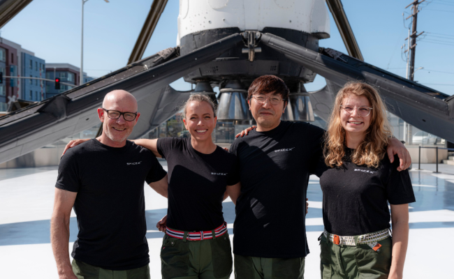 Jannicke Mikkelsen fra Svalbard (andre f.v.) skal fly i polar bane rundt jorda sammen med Eric Philips (Australia), Chun Wang (Kina/Malta) og Rabea Rogge (Tyskland). (Foto: SpaceX) Jannicke Mikkelsen fra Svalbard (andre f.v.) skal fly i polar bane rundt jorda sammen med Eric Philips (Australia), Chun Wang (Kina/Malta) og Rabea Rogge (Tyskland). (Foto: SpaceX)