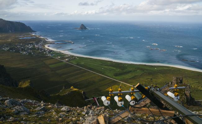 En stor GPS-jammer på fjellet over Bleik på Andøya. Den store jammetesten gjennomføres her fordi øyas høye, bratte fjell minimerer signalutbredelsen, og det er liten flytrafikk som blir forstyrret. Utover uka får en rekke offentlige og private virksomheter direkte tilbakemelding på hvordan deres satellittnavigasjonsutstyr tåler støyangrep og ‘narring’. (Foto: David Jensen) En stor GPS-jammer på fjellet over Bleik på Andøya. Den store jammetesten gjennomføres her fordi øyas høye, bratte fjell minimerer signalutbredelsen, og det er liten flytrafikk som blir forstyrret. Utover uka får en rekke offentlige og private virksomheter direkte tilbakemelding på hvordan deres satellittnavigasjonsutstyr tåler støyangrep og ‘narring’. (Foto: David Jensen)