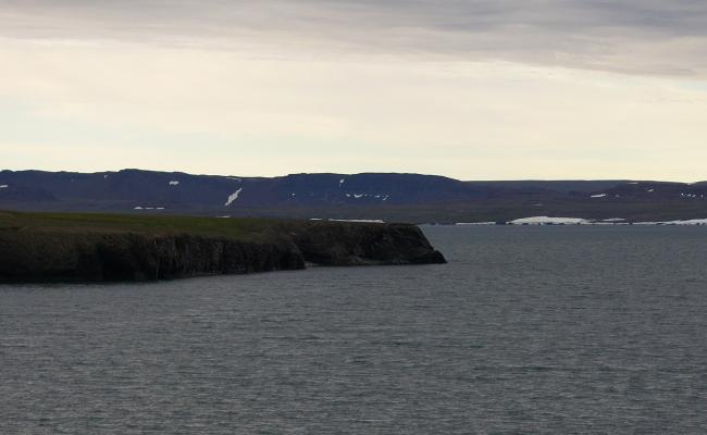 På den arktiske dobbeltøya Novaja Semlja har Russland den moderniserte flystasjonen Rogatsjovo og et teststed med fasiliteter for prøvesprengning av atombomber, samt for testing av andre våpentyper og militært utstyr. Tilknyttet den militære tilstedeværelsen er også moderne sosial infrastruktur for familier, som barnehage, skole og idrettsanlegg. Militære aktiviteter på Novaja Semlja overvåkes fra vestlig side med satellitter og etterretningsfly. (Foto: Vasilyev Serge, CC BY 2.0)