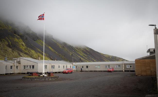 Forsvaret har en liten stasjon på polarøya Jan Mayen, som ligger på grensa mellom Norskehavet og Grønlandshavet. Her har Forsvaret 15 ansatte med ansvar for drift av en flyplass og annen infrastruktur. Meteorologisk institutt har også to ansatte på øya. Den eksisterende bygningsmassen er i dårlig stand, og nå setter regjeringen av midler til bygging av et nytt hovedbygg. (Foto: Anette Ask/Forsvaret)