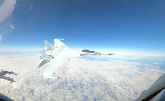 Her kommer et russisk Su-35 jagerfly tett på et amerikansk F-16 jagerfly i internasjonalt luftrom utenfor kysten av Alaska 23. september. Bortenfor er et russisk Tu-95 strategisk bombefly som det amerikanske jagerflyet søker å avskjære. (Foto: NORAD) Her kommer et russisk Su-35 jagerfly tett på et amerikansk F-16 jagerfly i internasjonalt luftrom utenfor kysten av Alaska 23. september. Bortenfor er et russisk Tu-95 strategisk bombefly som det amerikanske jagerflyet søker å avskjære. (Foto: NORAD)