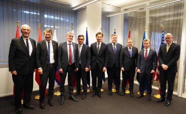 Samlet i Brussel (f.v.): Canadas forsvarsminister Bill Blair; Danmarks forsvarsminister Troels Lund Poulsen; Færøyenes landsstyreformann for utenriksanliggender Høgni Hoydal; ekspedisjonssjef i Grønlands departement for selvstendighet og utenriksanliggender, Mininnguaq Kleist; Finlands forsvarsminister Antti Häkkänen; Jónas Allansson, leder for Islands forsvarsdirektorat/forsvarssjef; Norges forsvarsminister Bjørn Arild Gram; Sveriges forsvarsminister Pål Jonsson – og David F. Helvey, viserådgiver for forsvar i USAs delegasjon til Nato. (Foto: Færøyenes landsstyre) Samlet i Brussel (f.v.): Canadas forsvarsminister Bill Blair; Danmarks forsvarsminister Troels Lund Poulsen; Færøyenes landsstyreformann for utenriksanliggender Høgni Hoydal; ekspedisjonssjef i Grønlands departement for selvstendighet og utenriksanliggender, Mininnguaq Kleist; Finlands forsvarsminister Antti Häkkänen; Jónas Allansson, leder for Islands forsvarsdirektorat/forsvarssjef; Norges forsvarsminister Bjørn Arild Gram; Sveriges forsvarsminister Pål Jonsson – og David F. Helvey, viserådgiver for forsv