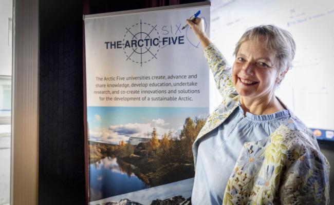 Rektor ved Nord universitet, Hanne Solheim Hansen, markerer det nye medlemskapet i universitetsalliansen. Sammen vil A6-universitetene på Nordkalotten ta nye steg for å utvikle løsninger i møte med blant annet klimaendringer og en spent geopolitisk situasjon. (Foto: Markus Johnsen Thonhaugen)