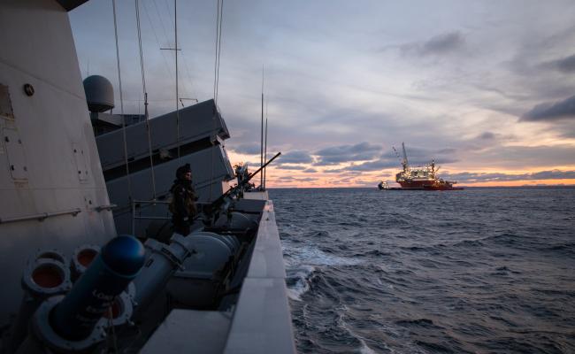 Norge og Tyskland vil utvide Natos innsats for å beskytte kritisk undersjøisk infrastruktur. Her patruljeres oljefeltet Goliat i Barentshavet av den norske fregatten KNM Fridtjof Nansen. Nordvest for dette ligger gassfeltet Snøhvit, som har en 143 kilometer lang rørledning til LNG-anlegget på Melkøya utenfor Hammerfest. Derfra eksporteres gass til Europa. (Foto: Ørjan Andreassen/Forsvaret)