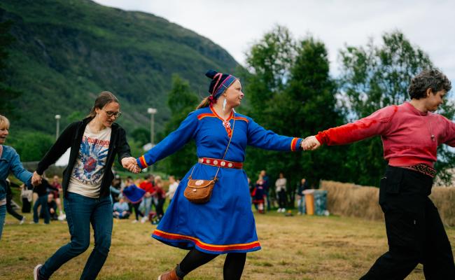 Regjeringen vil kutte midler som har stor betydning for kultursamspill i nord, framholder sentrale nordnorske kulturinstitusjoner. Bilde fra årets utgave av den internasjonale urfolksfestivalen Riddu Riđđu i Kåfjord, Nord-Troms. (Foto: Sara Aarøen Lien) Regjeringen vil kutte midler som har stor betydning for kultursamspill i nord, framholder sentrale nordnorske kulturinstitusjoner. Bilde fra årets utgave av den internasjonale urfolksfestivalen Riddu Riđđu i Kåfjord, Nord-Troms. (Foto: Sara Aarøen Lien)