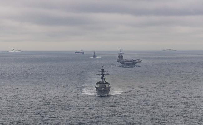 USS Harry S. Truman, et av verdens største hangarskip, og ledsagende marinefartøy med kurs for Nordsjøen 14. oktober. Flåtegruppen inkluderer blant annet destroyerne USS Stout og USS Jason Dunham. (Foto: Michael Shen/USAs marine)  USS Harry S. Truman, et av verdens største hangarskip, og ledsagende marinefartøy med kurs for Nordsjøen 14. oktober. Flåtegruppen inkluderer blant annet destroyerne USS Stout og USS Jason Dunham. (Foto: Michael Shen/USAs marine)