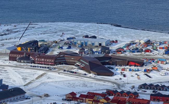 Universitetssenteret på Svalbard (UNIS) holder til i Svalbard forskningspark i Longyearbyen, som ble åpnet i 2006. Forskningsparken er også lokasjon for blant annet Svalbard museum, Norsk Polarinstitutts kontor i Longyearbyen og Forskningsrådets svalbardkontor. (Foto: Bjørn Christian Tørrissen)
