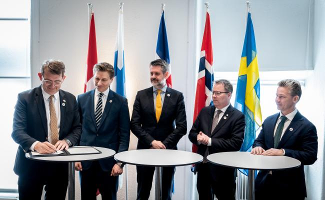 Signerer ny intensjonsavtale som skal forenkle forflytning av militære styrker: (f.v.) Danmarks forsvarsminister Troels Lund Poulsen, Finlands forsvarsminister Antti Häkkänen, Martin Eyjólfsson, ekspedisjonssjef i Islands utenriksministerium, Norges forsvarsminister Bjørn Arild Gram og Sveriges forsvarsminister Pål Jonson. (Foto: Det danske forsvarsministeriet) Signerer ny intensjonsavtale som skal forenkle forflytning av militære styrker: (f.v.) Danmarks forsvarsminister Troels Lund Poulsen, Finlands forsvarsminister Antti Häkkänen, Martin Eyjólfsson, ekspedisjonssjef i Islands utenriksministerium, Norges forsvarsminister Bjørn Arild Gram og Sveriges forsvarsminister Pål Jonson. (Foto: Det danske forsvarsministeriet)