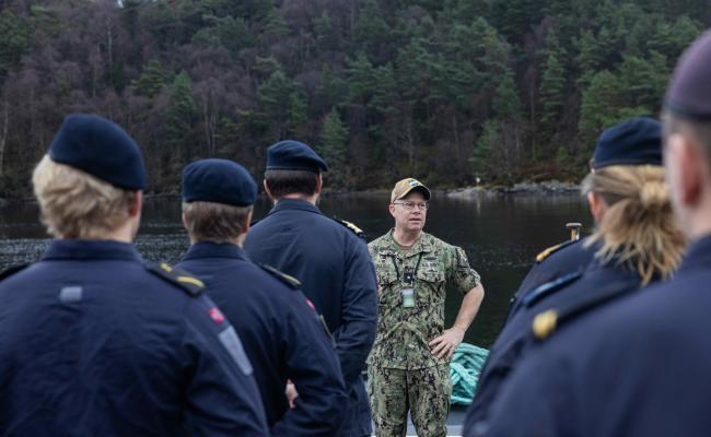 Sjefen for ubåter i Nato, kontreadmiral Bret Grabbe, takker besetningen på KNM Utstein for patruljeringen de har gjennomført for alliansen. (Foto: Malene Flekke/Forsvaret)