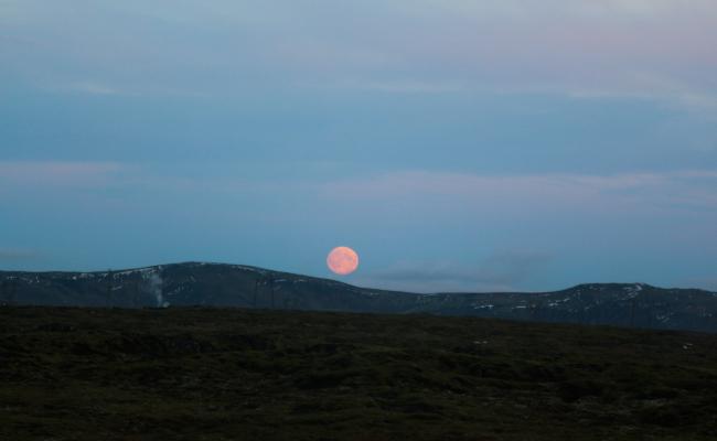 Måneoppgang over Ingólfsfjalll, Island okt 24