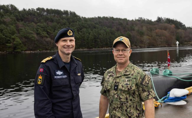 Sjefen for den norske ubåttjenesten, kommandør Jim Robertsen, tok nylig imot sjefen for ubåter i Nato, kontreadmiral Bret Grabbe, ved Haakonsvern orlogsstasjon. (Foto: Malene Flekke/Forsvaret) Sjefen for den norske ubåttjenesten, kommandør Jim Robertsen, tok nylig imot sjefen for ubåter i Nato, kontreadmiral Bret Grabbe, ved Haakonsvern orlogsstasjon. (Foto: Malene Flekke/Forsvaret)