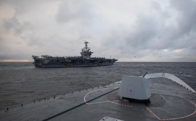 Den norske fregatten KNM Roald Amundsen ledsager USS Harry S. Truman langs norskekysten. Hangarskipet er atomdrevet, 333 meter langt, 74 meter høyt – og 78 meter bredt. Om bord er et mannskap på rundt 3200 personer, og om lag 65 fly og helikoptre. (Foto: Ørjan Andreassen/Forsvaret) Den norske fregatten KNM Roald Amundsen ledsager USS Harry S. Truman langs norskekysten. Hangarskipet er atomdrevet, 333 meter langt, 74 meter høyt – og 78 meter bredt. Om bord er et mannskap på rundt 3200 personer, og om lag 65 fly og helikoptre. (Foto: Ørjan Andreassen/Forsvaret)