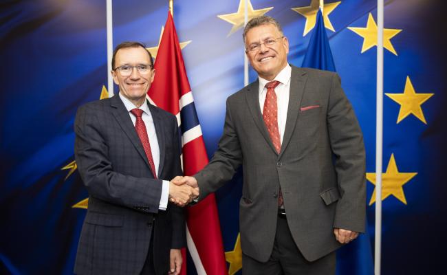 Handshake between Espen Barth Eide, on the left and Maroš Šefčovič