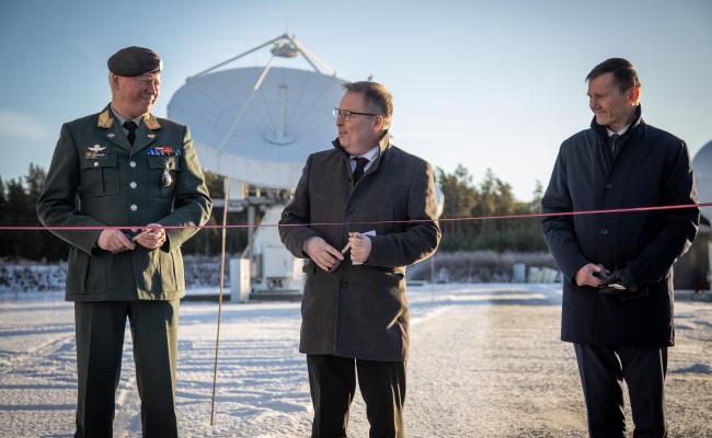 Norges største satellittprogram, Arctic Satellite Broadband Mission, er nå i operativ drift hos Forsvaret. Her markeres begivenheten ved Eggemoen satellittstasjon i Sør-Norge av Cyberforsvarets sjef, brigader Halvor Johansen, forsvarsminister Bjørn Arild Gram og Space Norways nestleder Dag Stølan. (Foto: Anette Ask/Forsvaret)