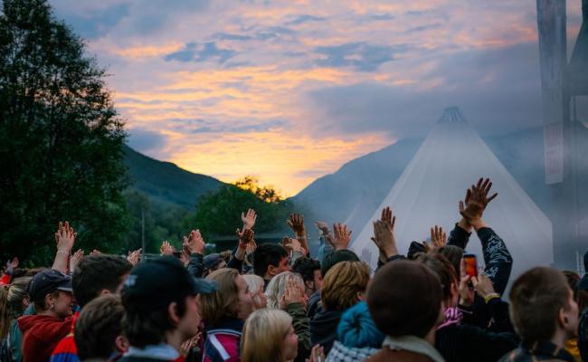 I en urolig verden preget av konflikt trenges mer kultur heller enn mindre, framholder utenriks- og forsvarskomiteens medlemmer fra Ap, Sp og SV – og hegner om støttemidler fra Utenriksdepartementet til kultursamspill på tvers av grensene i nord. Bilde fra den internasjonale urfolksfestivalen Riddu Riđđu i Kåfjord, Nord-Troms. (Foto: Sara Aarøen Lien)