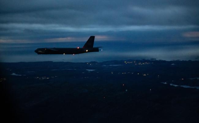 Et amerikansk B-52 bombefly flyr over Bergen på vei nordover for trening med norske og britiske styrker. (Foto: Jacob Cabanero/USAs luftforsvar) Et amerikansk B-52 bombefly flyr over Bergen på vei nordover for trening med norske og britiske styrker. (Foto: Jacob Cabanero/USAs luftforsvar)