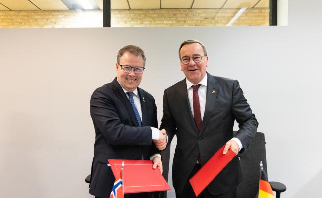 Norge og Tyskland utvider sitt forsvarssamarbeid med en ny intensjonsavtale om felles innsats i romdomenet. Den ble underskrevet av landenes forsvarsministre Bjørn Arild Gram og Boris Pistorius da de to møttes i Bergen i starten av desember. Der la de også ned grunnsteinen for et nytt norsk-tysk senter for vedlikehold av ubåter. (Foto: Ørjan Andreassen/Forsvaret)