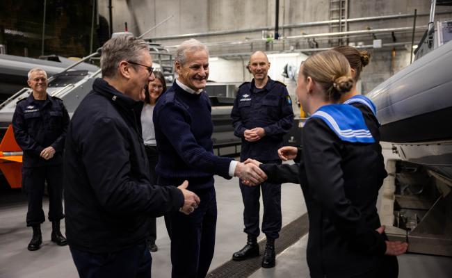 Storbritannias statsminister Keir Starmer (Labour) og Norges statsminister Jonas Gahr Støre (Ap) møttes i dag i Bergen, og lanserte landenes nye strategiske partnerskap med forsvar og sikkerhet som et av nøkkelområdene. Her er de på besøk ved Sjøforsvarets hovedbase Haakonsvern, ledsaget av bl.a. sjefen for Forsvarets operative hovedkvarter, viseadmiral Rune Andersen. (Foto: Johannes Bærhaugen/Forsvaret)