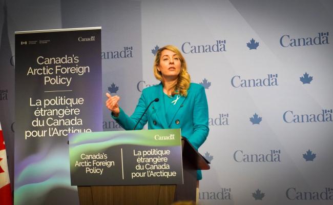 Canadas utenriksminister Mélanie Joly presenterer en ny arktisk strategi med fire hovedsøyler: suverenitetshevdelse, pragmatisk diplomati, lederskap innenfor arktisk samstyring og inkluderende diplomati. (Foto: Mathieu Girard/Global Affairs Canada) Canadas utenriksminister Mélanie Joly presenterer en ny arktisk strategi med fire hovedsøyler: suverenitetshevdelse, pragmatisk diplomati, lederskap innenfor arktisk samstyring og inkluderende diplomati. (Foto: Mathieu Girard/Global Affairs Canada)