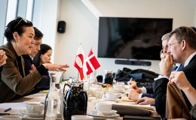 Vivian Motzfeldt, Grønlands Naalakkersuisoq for selvstendighet og utenriksanliggender, i møte med Danmarks forsvarsminister Troels Lund Poulsen. (Arkivfoto: Danmarks forsvarsministerium)