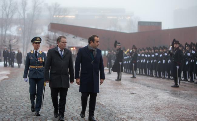 Sébastien Lecornu er torsdag på sitt første besøk i Norge som Frankrikes forsvarsminister. Her mottas han av sin norske motpart Bjørn Arild Gram og Forsvaret ved Akershus festning. (Foto: Synne Kvam/Forsvarsdepartementet)