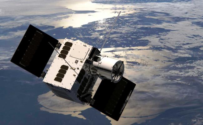 NorSat-4 er den femte i rekken av norske satellitter for havovervåkning, og skal nå også bidra til å demonstrere ny teknologi i verdensrommet. (Illustrasjon: FFI)