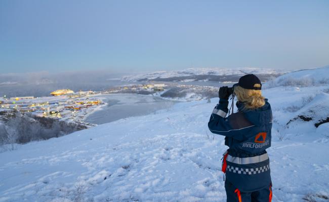 Regjeringen melder at den vil løfte Sivilforsvaret, som er den delen av totalforsvaret som har beskyttelse av sivilbefolkningen som sin hovedoppgave. Her er Sivilforsvaret i Kirkenes i aksjon. (Foto: Stian Olberg/DSB)