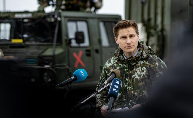 Finlands forsvarsminister Antti Häkkänen presenterte nylig regjeringens oppdaterte sikkerhetsstrategi for samfunnet. Her er han ved grensen mellom finsk Lappland og Finnmark under militærøvelsen Nordic Response vinteren 2024.(Foto: Tue Skals)