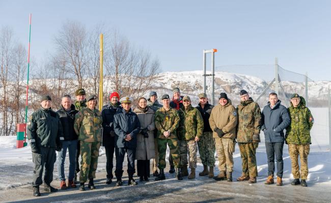Besøkte Storskog grensestasjon, 20 km sørøst fra Kirkenes, på onsdag: Flaggoffiserer fra de sju vestlige arktiske landene og observatørstatene Frankrike, Storbritannia, Tyskland og Nederland i ASFR-formatet, samt representanter for den nordamerikanske luftforsvarskommandoen NORAD, USAs nordlige kommando og Natos Joint Force Command Norfolk. (Foto: Forsvaret) Besøkte Storskog grensestasjon, 20 km sørøst fra Kirkenes, på onsdag: Flaggoffiserer fra de sju vestlige arktiske landene og observatørstatene Frankrike, Storbritannia, Tyskland og Nederland i ASFR-formatet, samt representanter for den nordamerikanske luftforsvarskommandoen NORAD, USAs nordlige kommando og Natos Joint Force Command Norfolk. (Foto: Forsvaret)