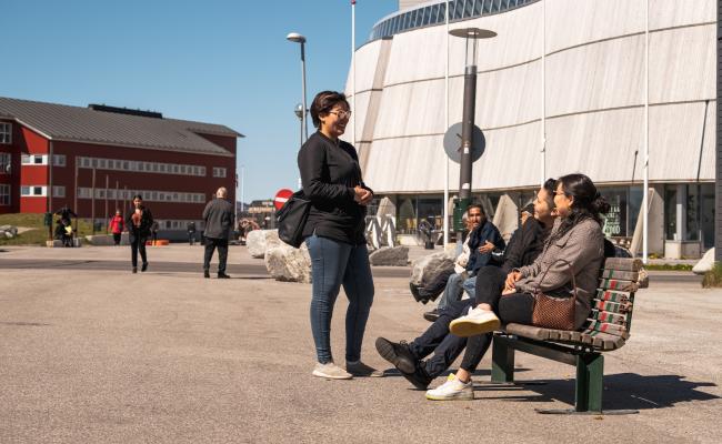 28 620 av totalt 40 369 stemmeberettigede deltok i valget til Grønlands parlament Inatsisartut 11. mars 2025. Stemmeprosenten er på 70,9 prosent – en økning på 5 prosent siden 2021-valget. (Foto: Mads Schmidt Rasmussen/norden.org) 28 620 av totalt 40 369 stemmeberettigede deltok i valget til Grønlands parlament Inatsisartut 11. mars 2025. Stemmeprosenten er på 70,9 prosent – en økning på 5 prosent siden 2021-valget. (Foto: Mads Schmidt Rasmussen/norden.org)