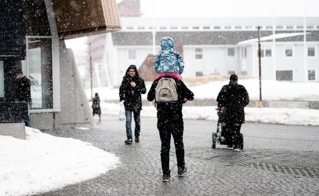 Voksne og barn på gata i Nuuk, hovedstaden i Grønland (Kalaallit Nunaat). Grønlenderne har rett til selvbestemmelse, og kan ved å gå til stemmeurnene ved parlamentsvalget tirsdag legge viktige føringer for landets framtid. (Foto: Mats Bjerde/norden.org)