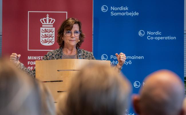 Nåtidas geopolitiske spenninger fordrer nye inkluderende grep for å sikre Nordens samhold og motstandsdyktighet, framholder Karen Ellemann. Hun har vært generalsekretær i Nordisk ministerråd siden 2023, og har bakgrunn som mangeårig politiker i Danmark – både som minister og parlamentariker i partiet Venstre. (Foto: Maria Louise Reichardt/norden.org) Nåtidas geopolitiske spenninger fordrer nye inkluderende grep for å sikre Nordens samhold og motstandsdyktighet, framholder Karen Ellemann. Hun har vært generalsekretær i Nordisk ministerråd siden 2023, og har bakgrunn som mangeårig politiker i Danmark – både som minister og parlamentariker i partiet Venstre. (Foto: Maria Louise Reichardt/norden.org)