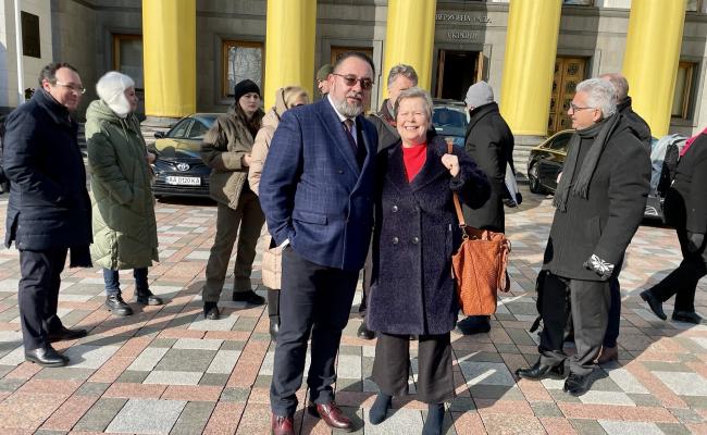 Mykyta Poturaiev og Siv Mossleth utenfor parlamentet, Verkhovna Rada