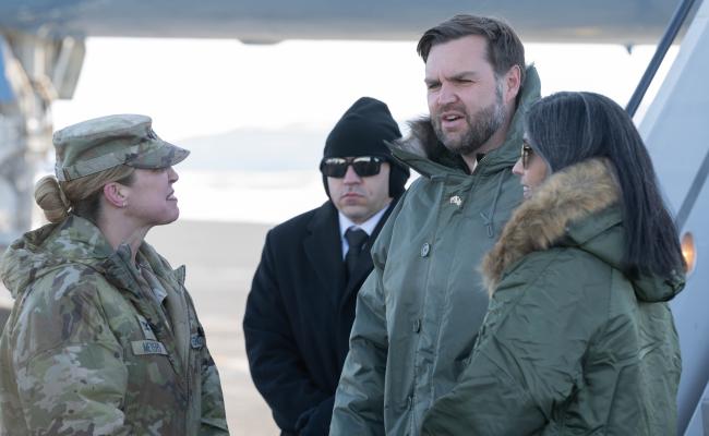 Tok imot delegasjon fra Det hvite hus for to uker siden: Som daværende sjef for Pituffik rombase i Grønland, var oberst Susannah Meyers vertskap for besøket fra USAs visepresident J.D. Vance ved basen 28. mars. Med i hans følge var andredame Usha Vance, USAs nasjonale sikkerhetsrådgiver Mike Waltz og energiminister Chris Wright. (Foto: Jaime Sanchez/USAs romstyrker) Tok imot delegasjon fra Det hvite hus for to uker siden: Som daværende sjef for Pituffik rombase i Grønland, var oberst Susannah Meyers vertskap for besøket fra USAs visepresident J.D. Vance ved basen 28. mars. Med i hans følge var andredame Usha Vance, USAs nasjonale sikkerhetsrådgiver Mike Waltz og energiminister Chris Wright. (Foto: Jaime Sanchez/USAs romstyrker)