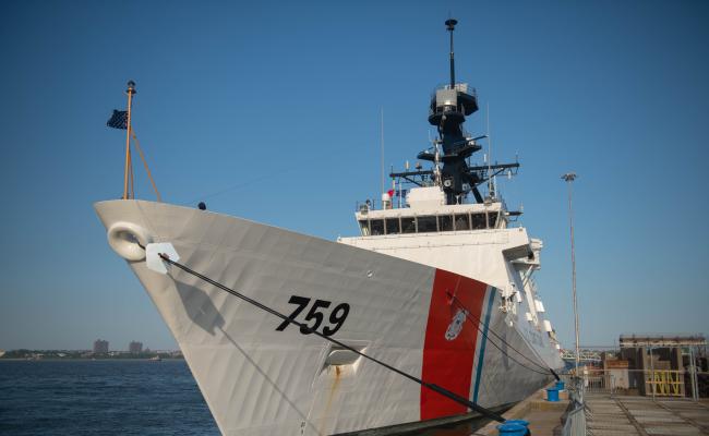 Det amerikanske kystvaktfartøyet USCGC Calhoun vil ikke seile til Nord-Norge som planlagt for å delta på Arctic Guardian 2025. Denne øvelsen foregår i regi av Arktisk kystvaktforum. (Foto: Justin Remo/USAs kystvakt)