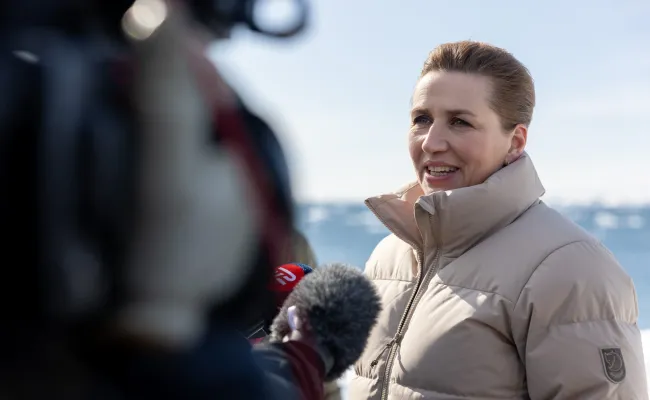 Danmarks statsminister Mette Frederiksen (S) til stede i Grønland forrige uke for å forsterke dansk-grønlandsk samarbeid i ei stormfull tid. (Foto: Emil Stach/Danmarks statsministerium)