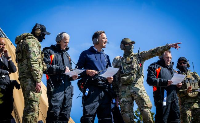 BILDEGALLERI: – Jeg er imponert over det norske forsvaret, sier Natos generalsekretær Mark Rutte etter å ha tatt del i øvingsaktiviteten. (Foto: Nato) &gt;
