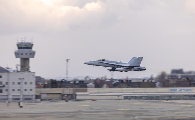 Bodø hovedflystasjon ble nedlagt i 2022, og i 2023 inngikk Forsvarsbygg avtaler med Bodø kommune og Avinor som avhendet eiendom på 5000 dekar og ca. 160.000 kvm bygningsmasse. Nå skal deler av denne bygningsmassen rustes til midlertidig husing av Natos nye luftoperasjonssenter. Forsvaret har i utgangspunktet bevart noen sheltere, en hangar og noen enkeltstående bygg ved flyplassen. (Foto: Emilie Johannessen Elde/Forsvaret)