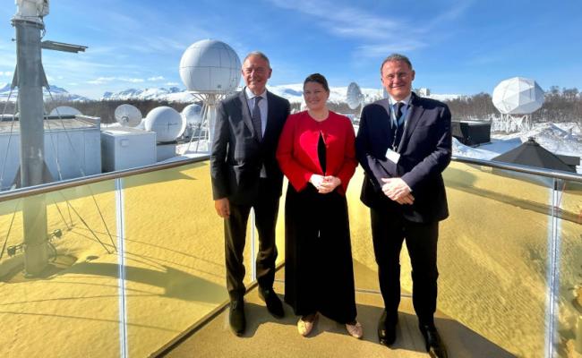Norges næringsminister Cecilie Myrseth flankert av Italias industriminister Adolfo Urso (t.v.) og viseutenriksminister Edmondo Cirielli besøkte KSAT i Tromsø mandag. Der fikk den italienske delegasjonen en orientering om romvirksomhetens betydning for klima og sikkerhet i Arktis, samt om KSATs samvirke med sentrale italienske romaktører som Telespazio og e-Geos. (Foto: Italias industriministerium)