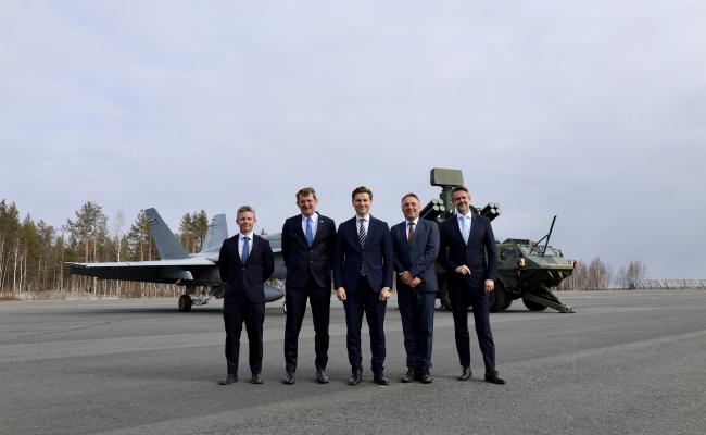 Samlet ved Rovaniemi flystasjon, Nord-Finland: (f.v.) Forsvarsministrene Pål Jonson (Sverige), Troels Lund Poulsen (Danmark), Antti Häkkänen (Finland), Tore O. Sandvik (Norge) og statssekretær Martin Eyjólfsson (Island). (Foto: Finlands forsvarsministerium) Samlet ved Rovaniemi flystasjon, Nord-Finland: (f.v.) Forsvarsministrene Pål Jonson (Sverige), Troels Lund Poulsen (Danmark), Antti Häkkänen (Finland), Tore O. Sandvik (Norge) og statssekretær Martin Eyjólfsson (Island). (Foto: Finlands forsvarsministerium)