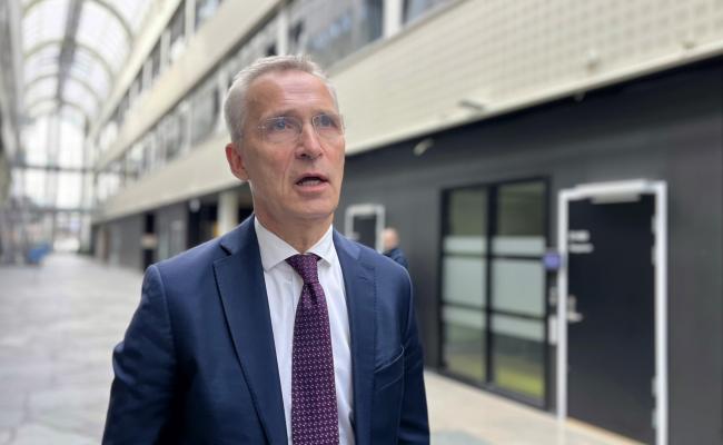 Jens Stoltenberg er tilbake i den norske politiske manesjen etter mange år som Natos generalsekretær og øverste talsperson. 8. mai gjestet han Narvik med fokus på både krigshistorie og nåtidsinnstas for sikkerhet i ei farefull tid. (Foto: Astri Edvardsen)