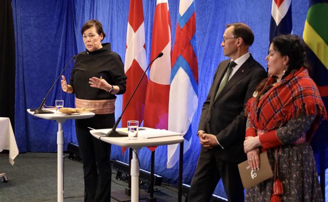 De neste to årene skal Arktisk råd ledes av kongeriket Danmark – Grønland, Færøyene og Danmark. Norges utenriksminister Espen Barth Eide avrundet det norske lederskapet, og ønsket den nye ledelsen velkommen, representert ved Grønlands utenriksminister Vivian Motzfeldt. Sametingspresident Silje Karine Muotka talte også på markeringen. (Foto: Astri Edvardsen) De neste to årene skal Arktisk råd ledes av kongeriket Danmark – Grønland, Færøyene og Danmark. Norges utenriksminister Espen Barth Eide avrundet det norske lederskapet, og ønsket den nye ledelsen velkommen, representert ved Grønlands utenriksminister Vivian Motzfeldt. Sametingspresident Silje Karine Muotka talte også på markeringen. (Foto: Astri Edvardsen)